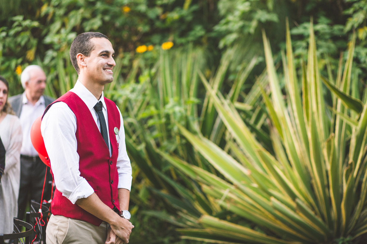Noivo esperando a noiva na cerimônia do casamento