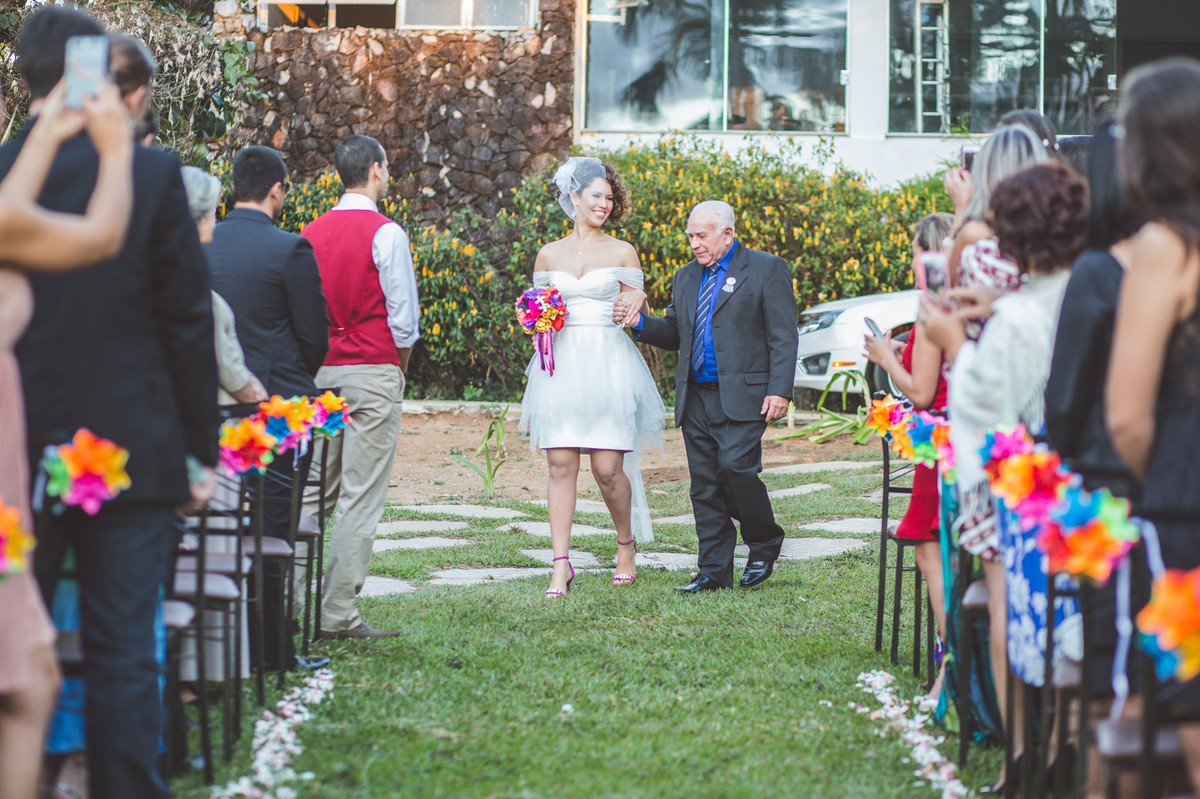 Noiva entrando com o avô na cerimônia do casamento