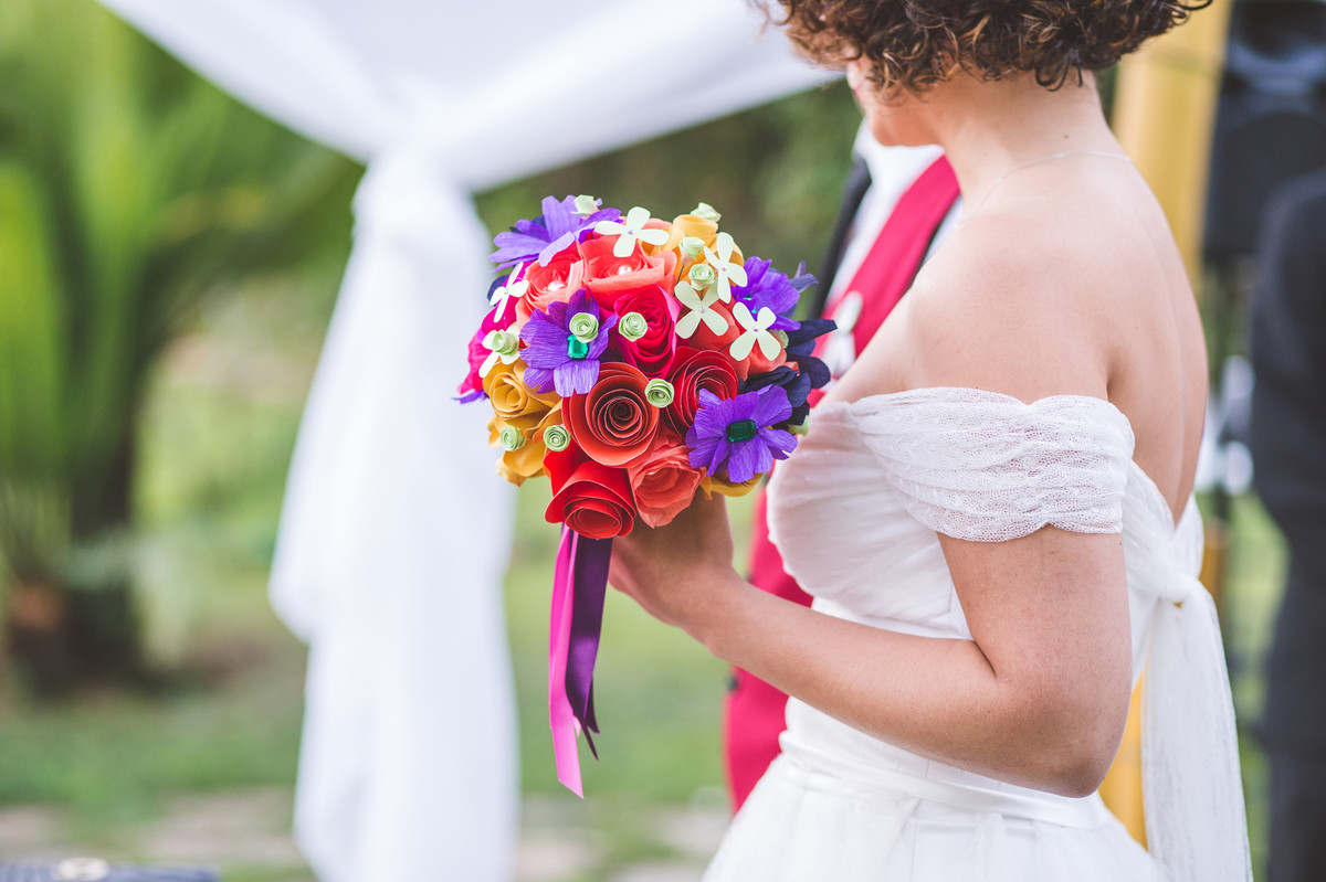 Buquê da noiva feito de flores de papel