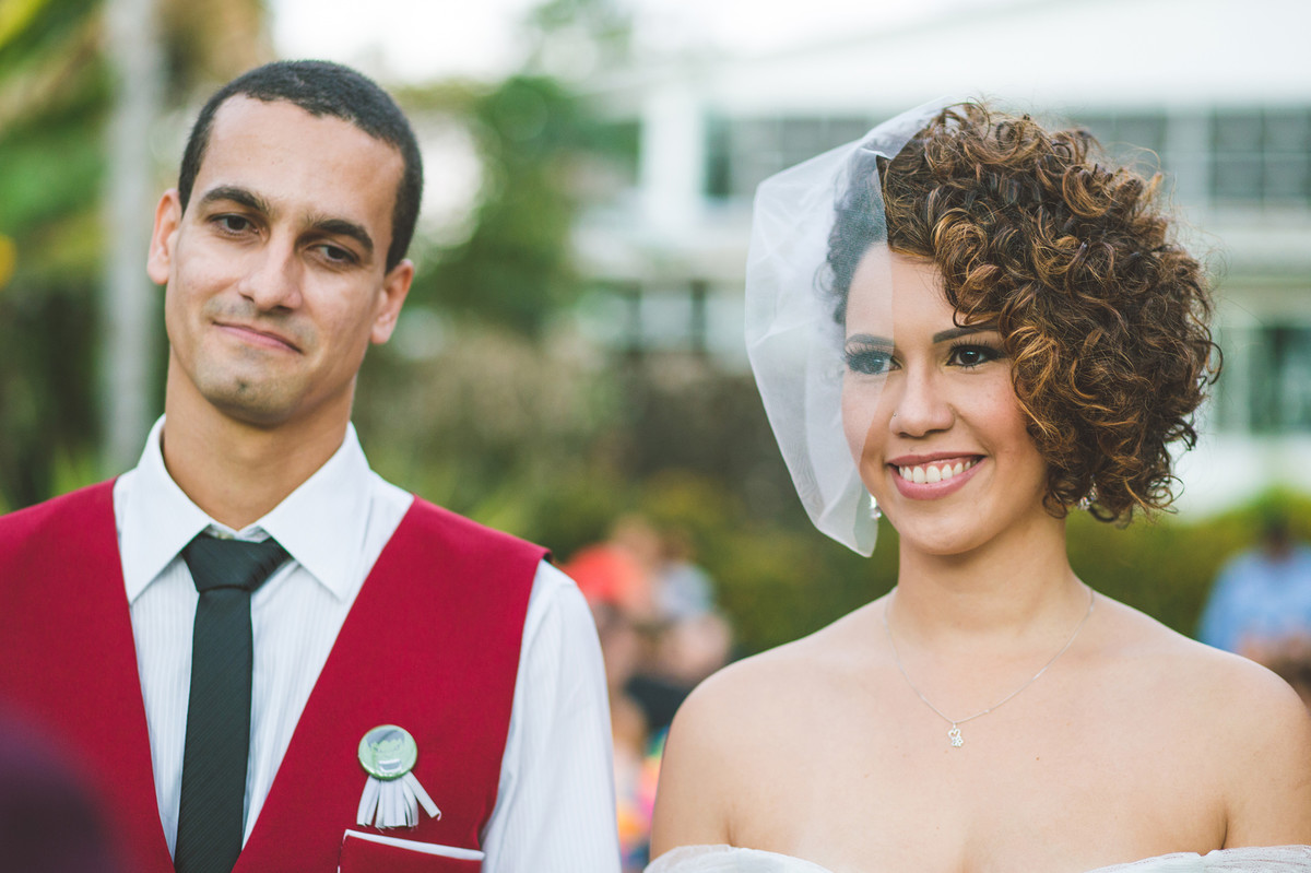 Noivos na cerimônia do casamento com por do sol
