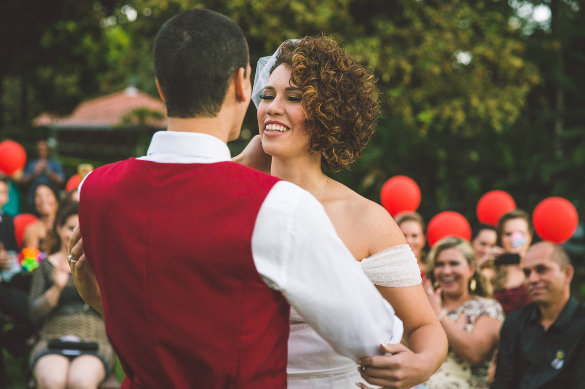 Momento anterior ao beijo dos noivos na cerimônia do casamento