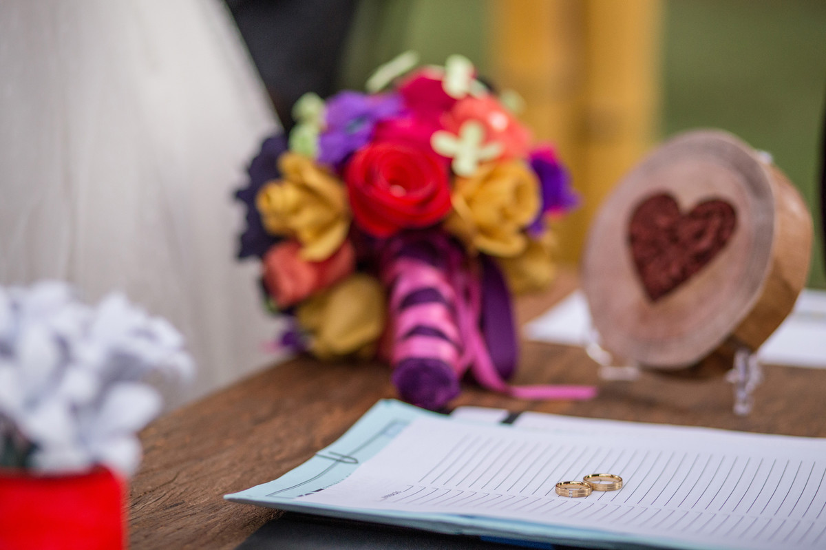 Alianças em cima do cerimonial na cerimônia do casamento