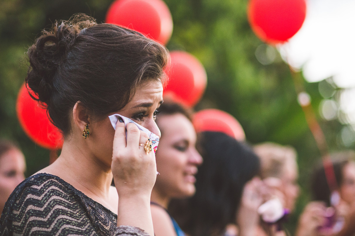 Madrinha emocionada chorando na cerimônia do casamento
