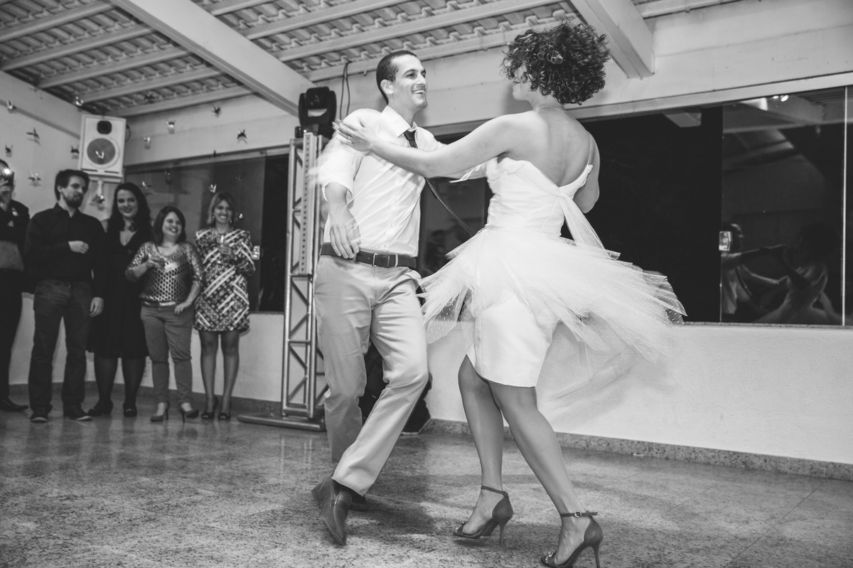 Primeira dança dos noivos na receção do casamento