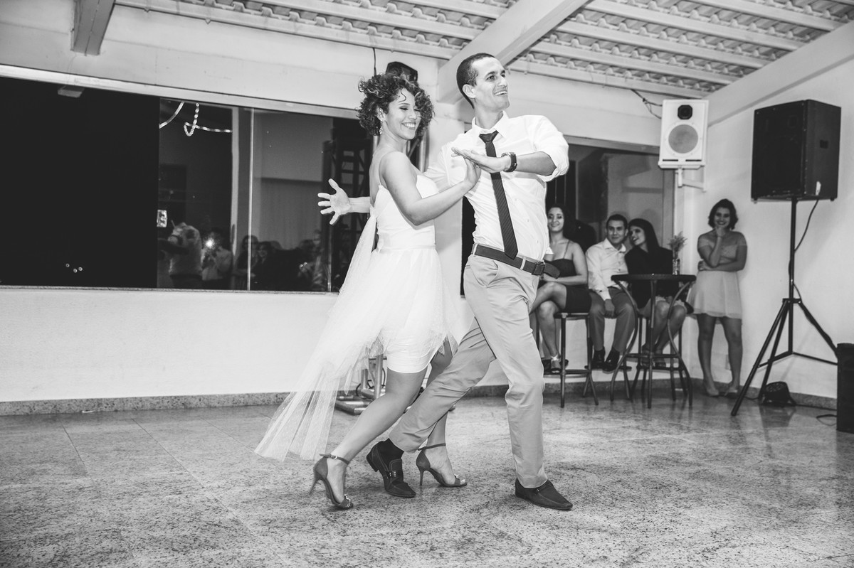 Primeira dança dos noivos na recepção do casamento