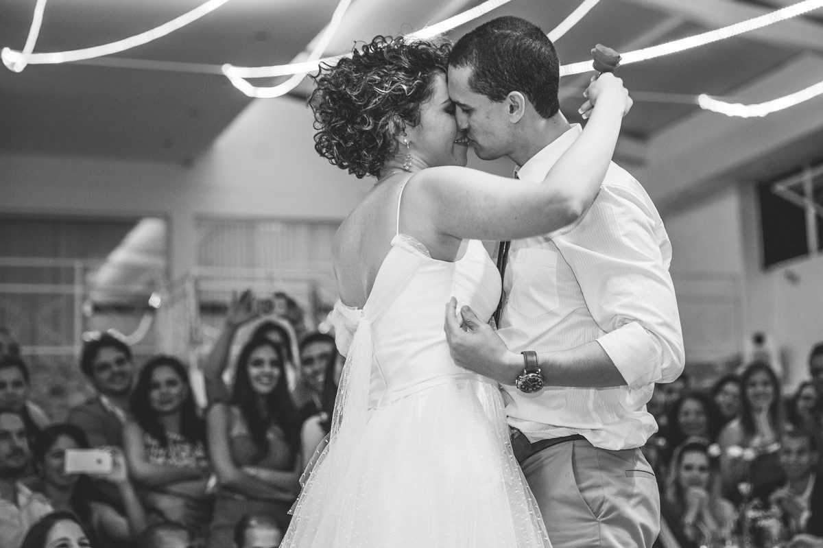 Primeira dança dos noivos na recepção do casamento
