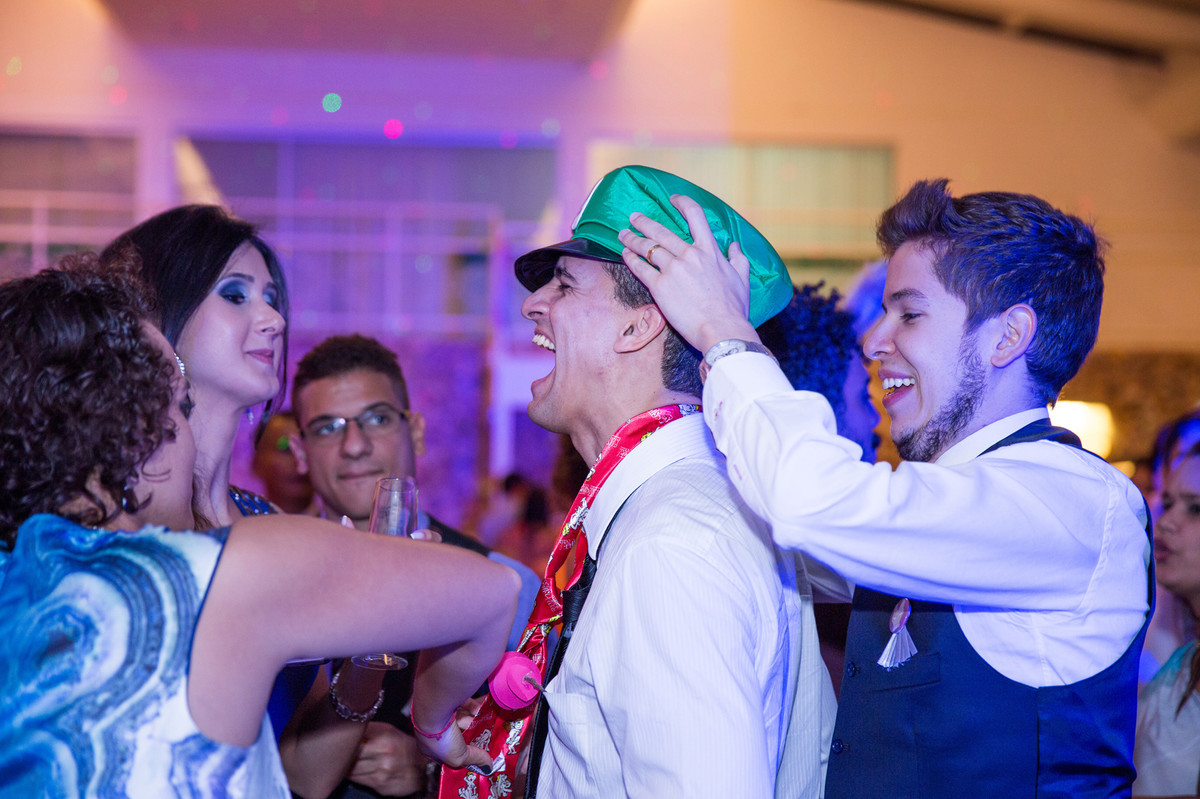 Padrinho colocando chapéu no noivo na recepção do casamento