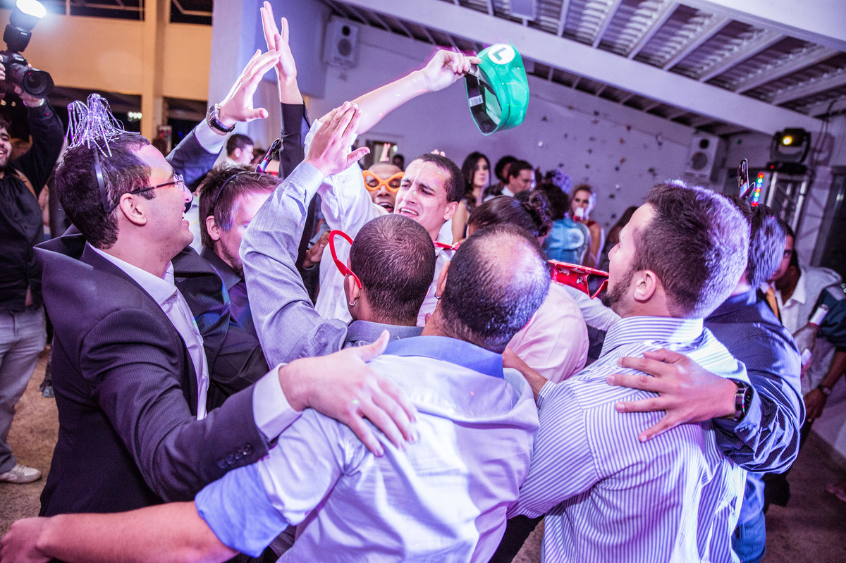 Noivo agitando com os amigos na recepção do casamento