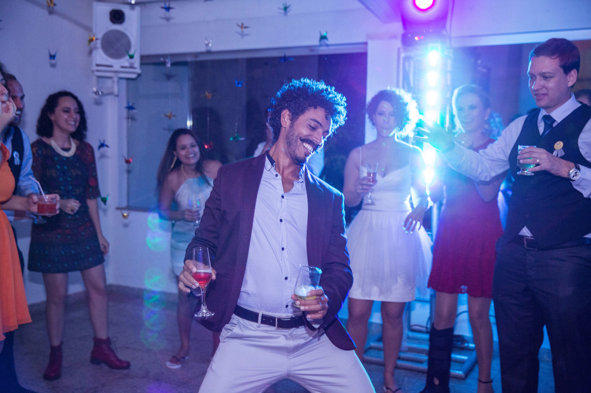 Convidado dançando na recepção do casamento
