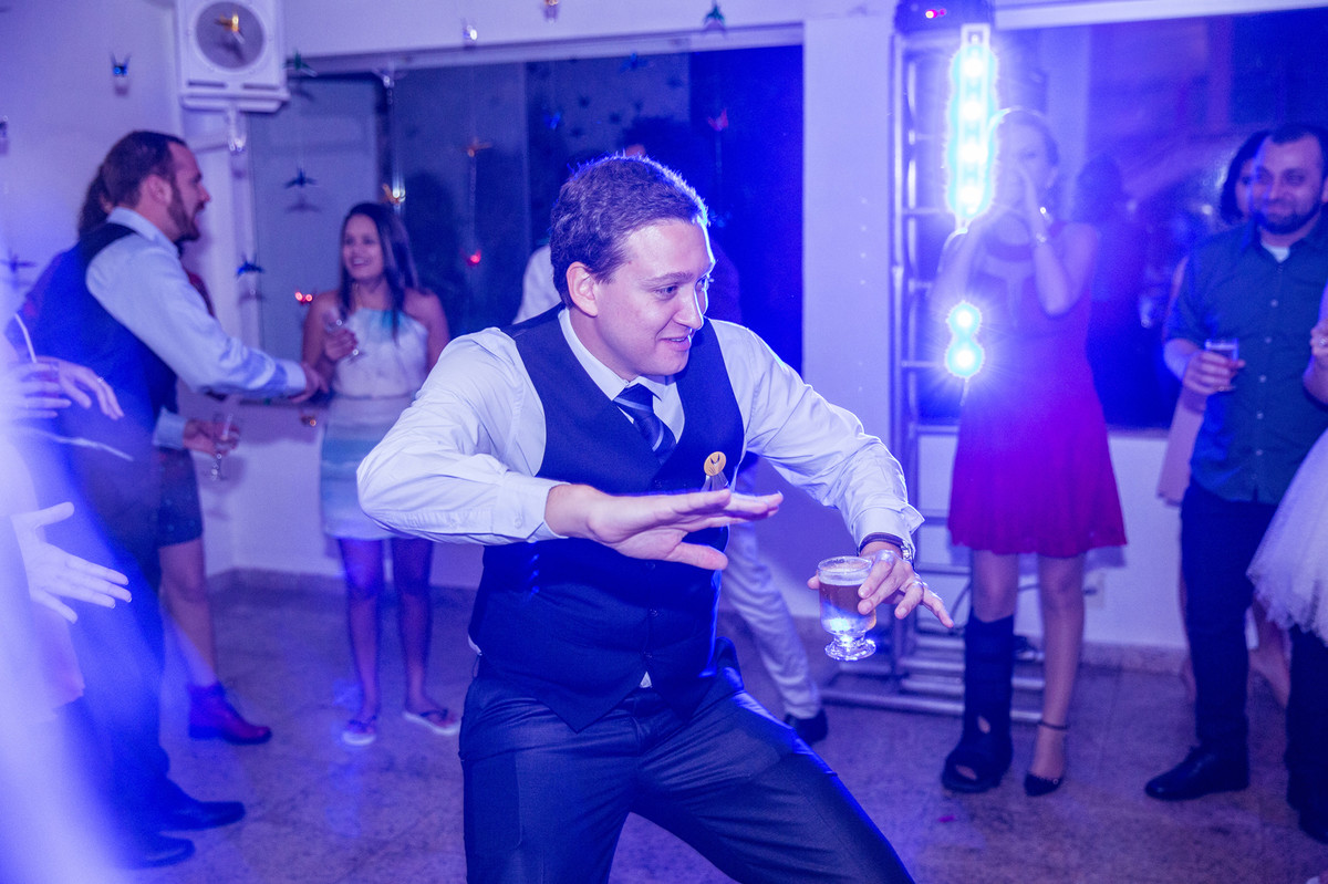 Padrinho dançando na recepção do casamento