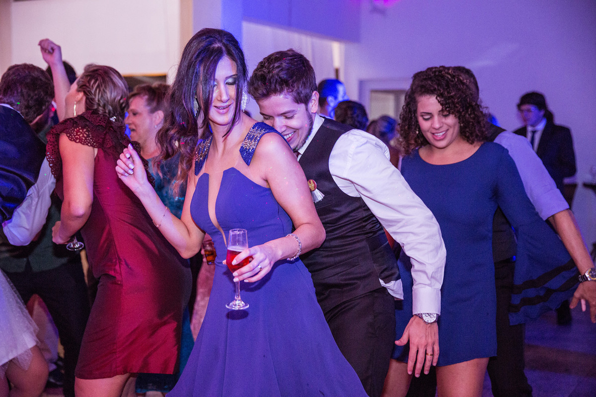 Padrinhos dançando na recepção do casamento