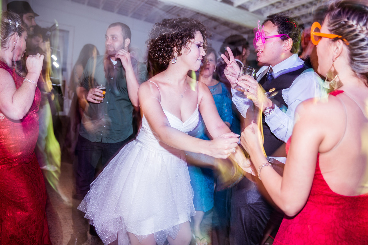 Noiva dançando na festa de casamento