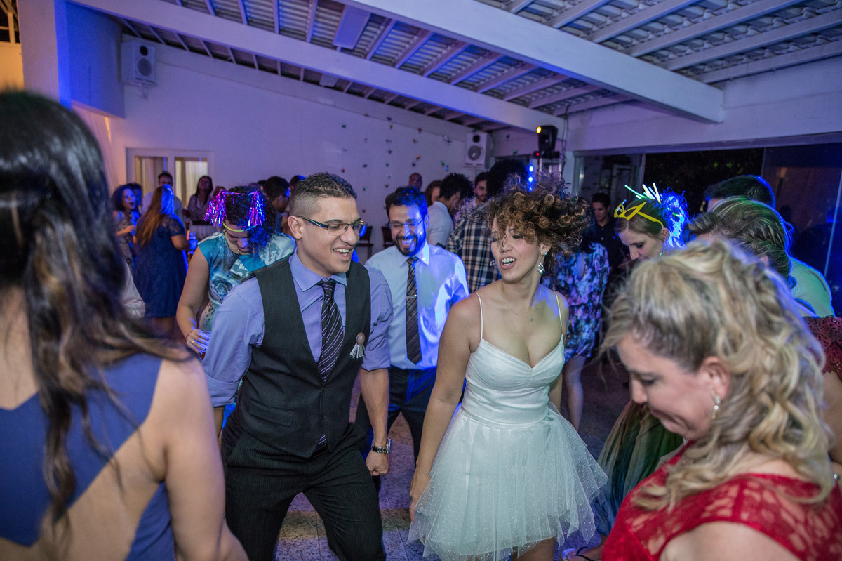 Noiva dançando na recepção do casamentodançando na recepção do casamento