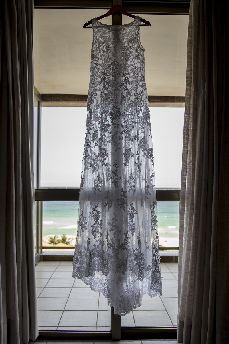 Vestido de noiva e praia no fundo making of da noiva