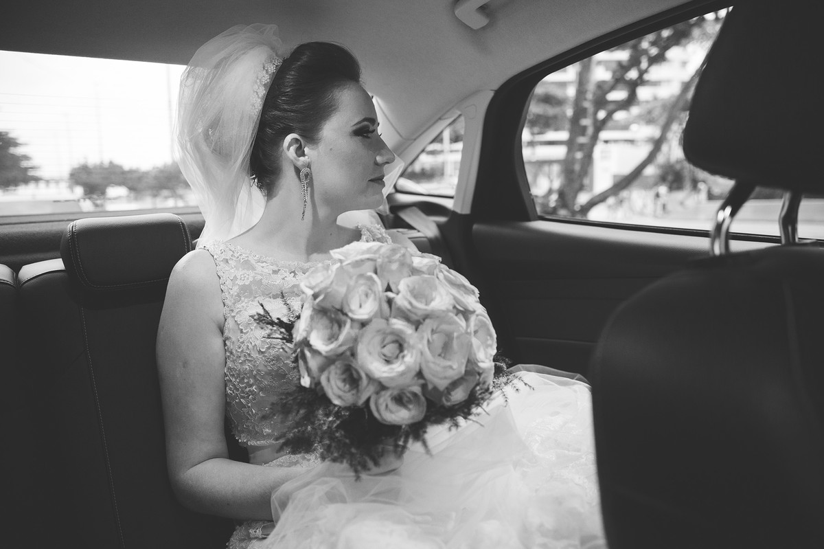 Noiva no carro a caminho da cerimônia do casamento