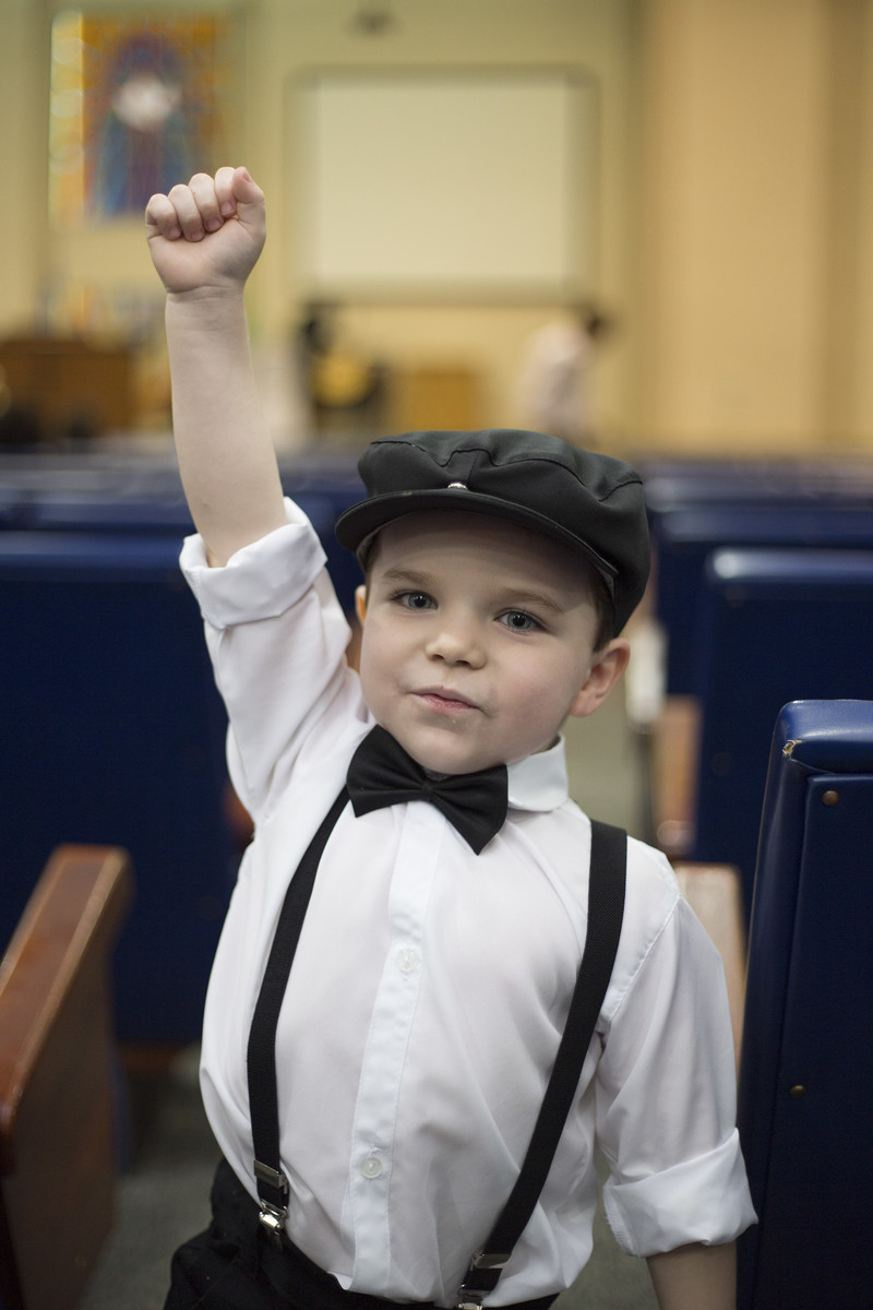 Pagem fazendo pose antes de começar o casamento
