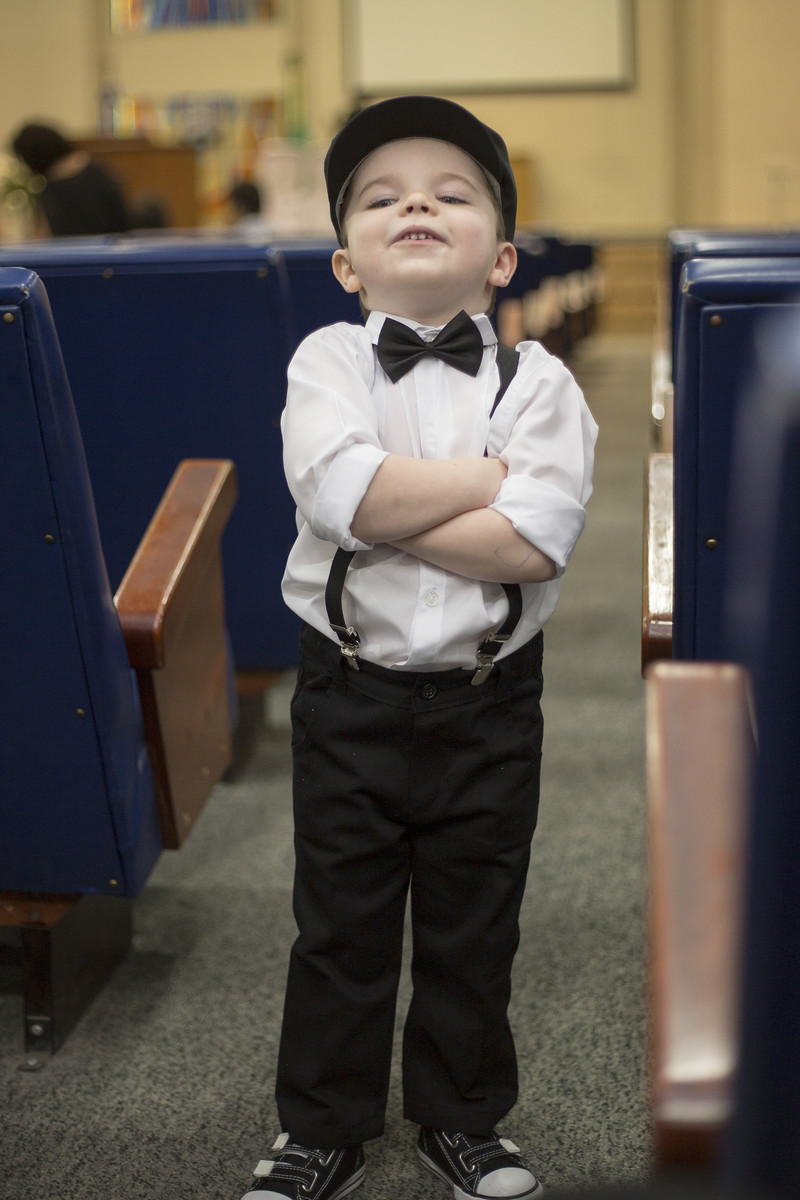Pagem fazendo pose antes de começar o casamento