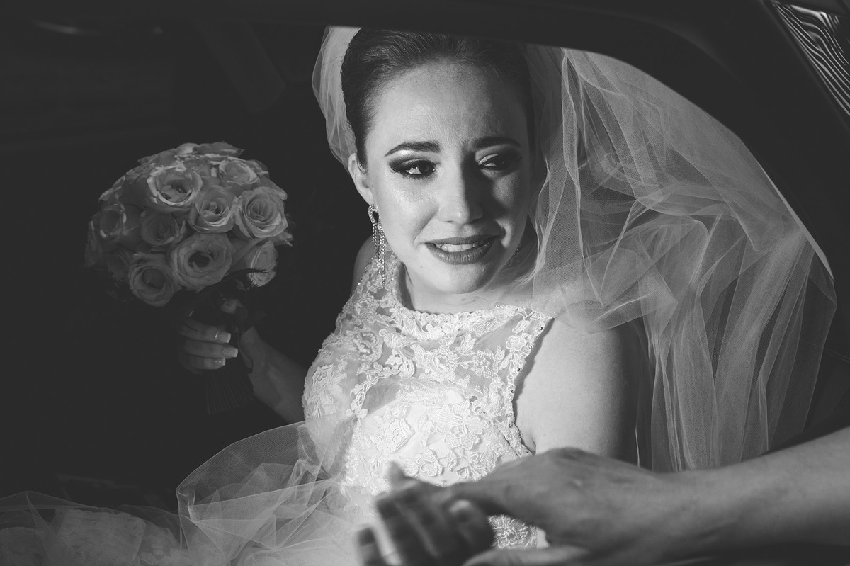 Noiva emocionada saindo do carro