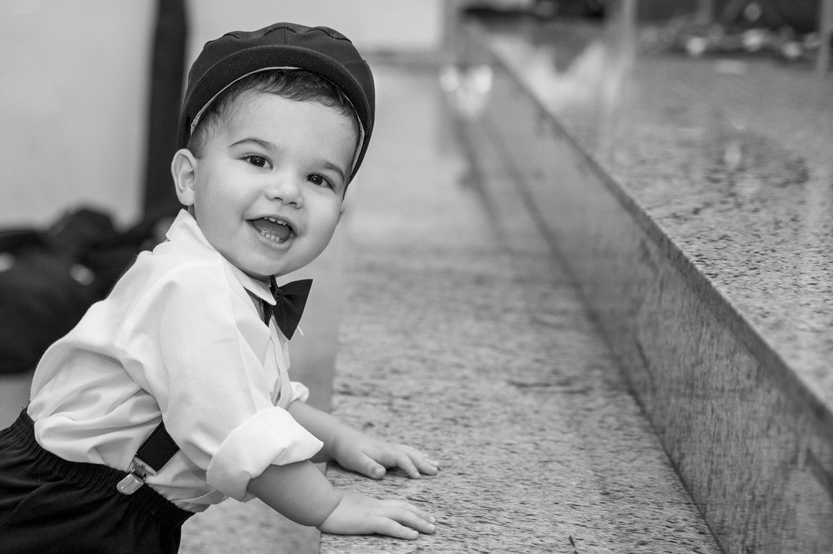 Momento do pagem sorrindo antes de começar a cerimônia do casamento