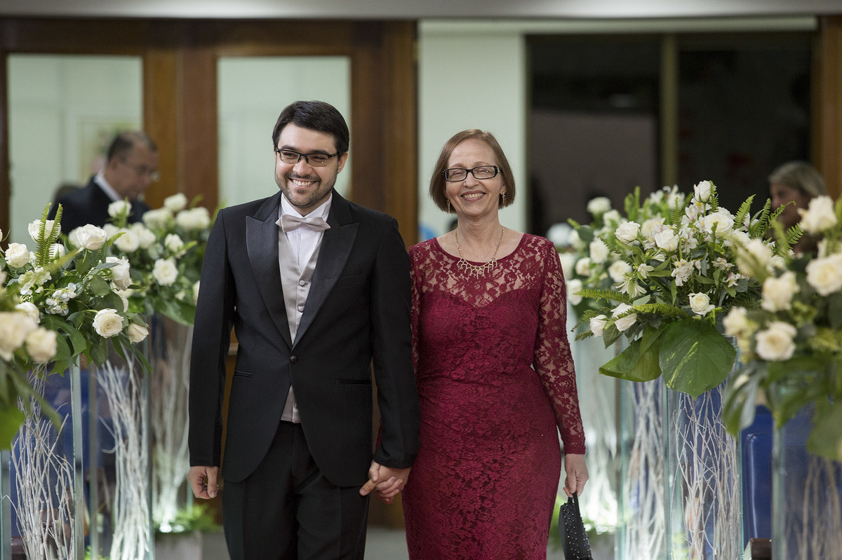 Entrada do noivo no casamento com a mãe