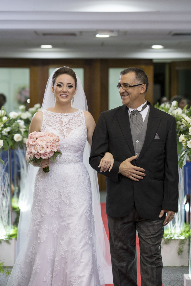 Entrada da noiva no casamento com o sogro