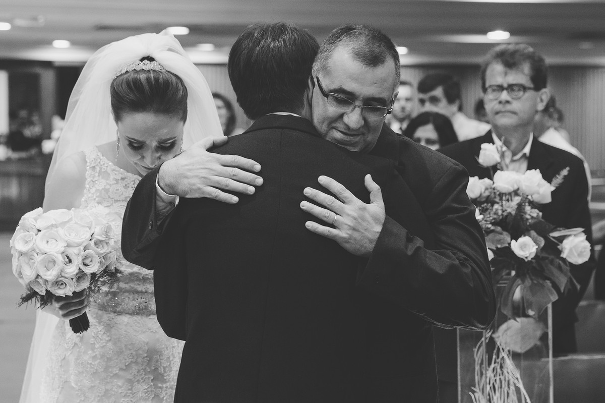 Noivo abraçando o pai