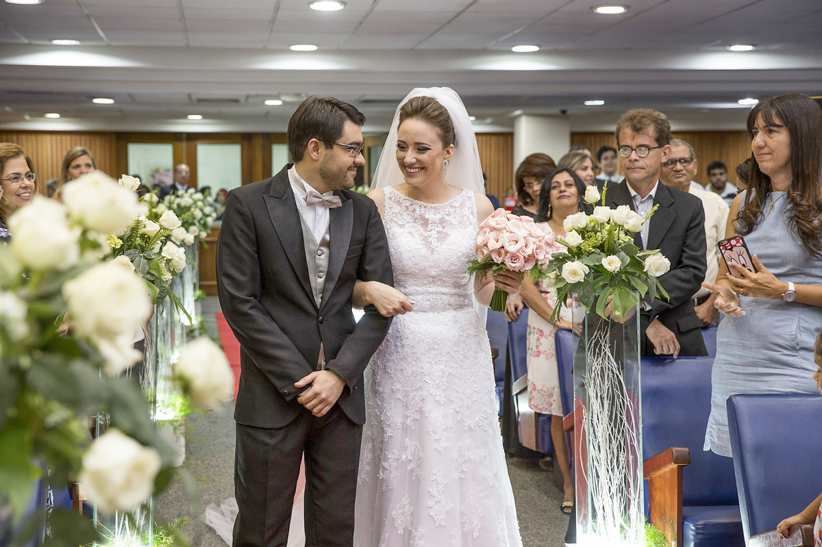 Noivo e noiva seguindo para o altar