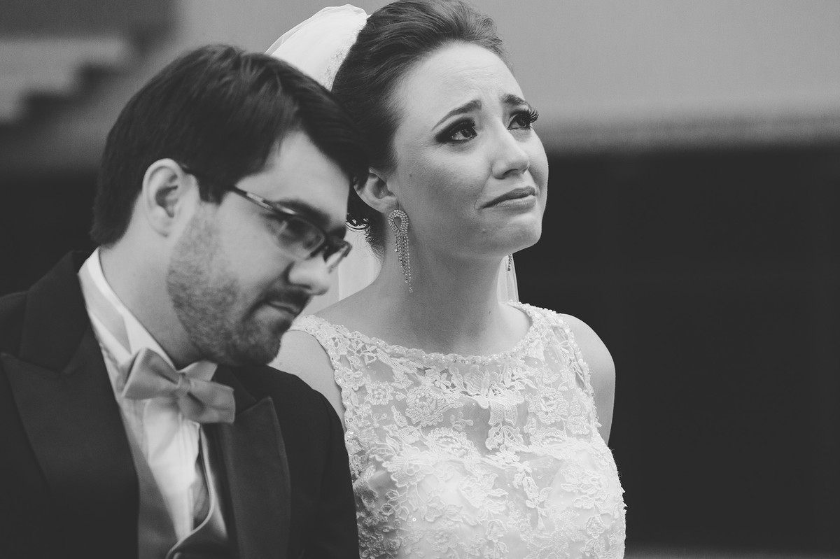 Noiva chorando olhando pra cima na cerimônia