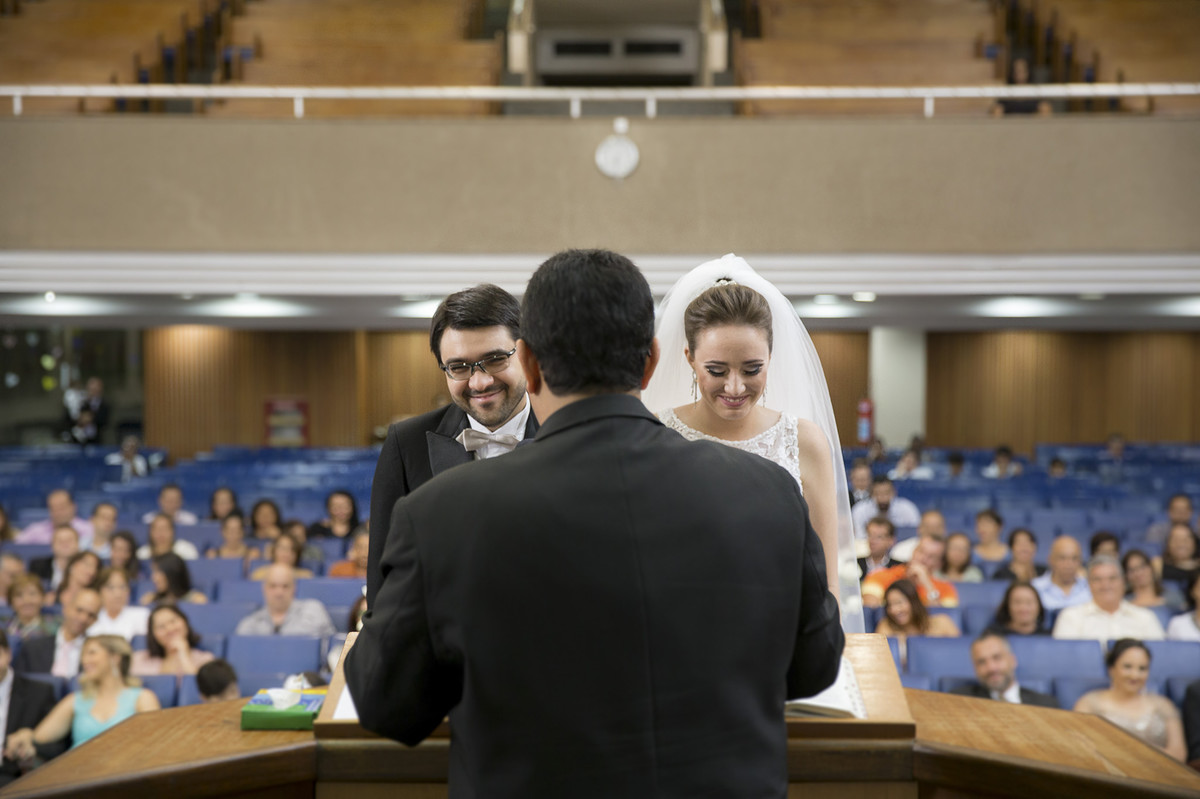 Noivos sorrindo na cerimonia do casamento