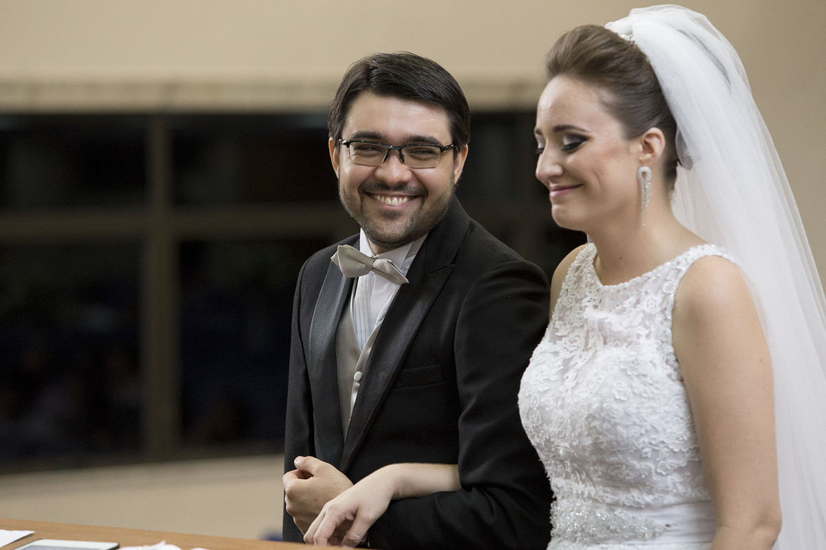 Noivos sorrindo na cerimonia do casamento