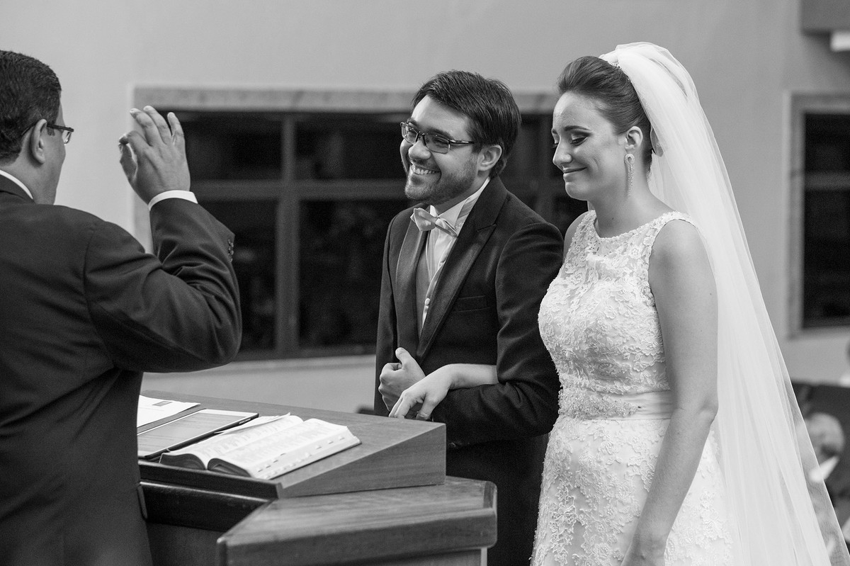 Noivos sorrindo na cerimônia do casamento