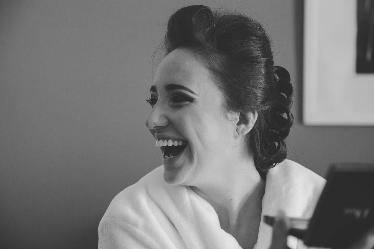 Momento descontraído da noiva no making of