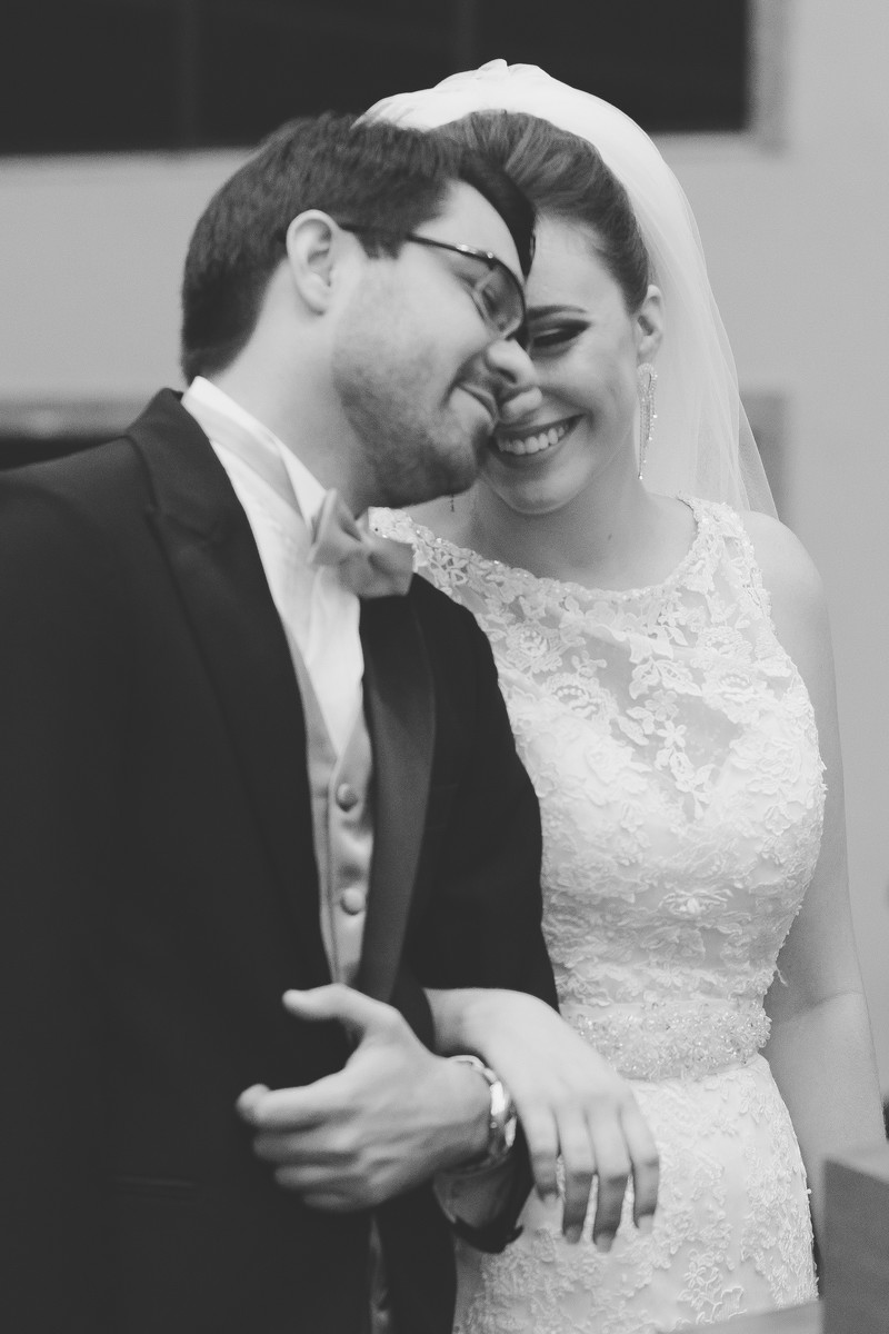 Noivos de olhos fechados na cerimônia