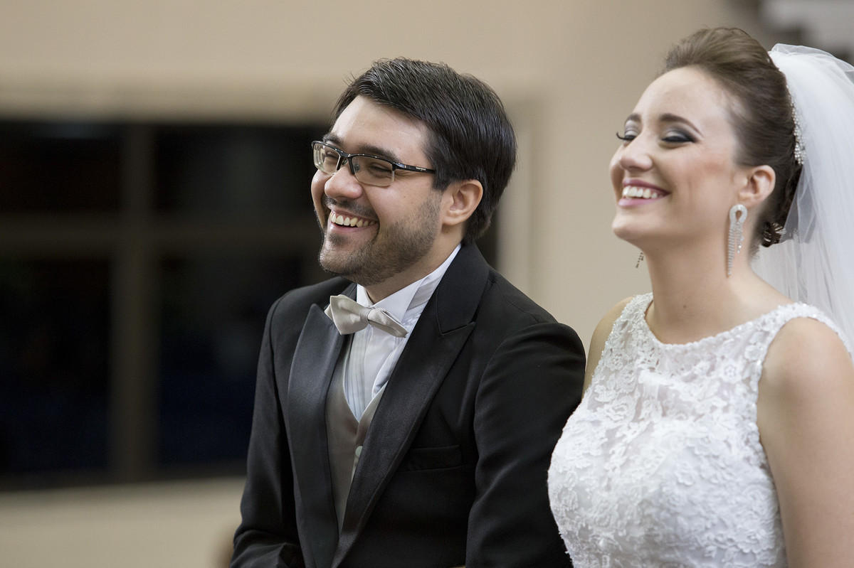 Noivos sorrindo na cerimônia do casamento