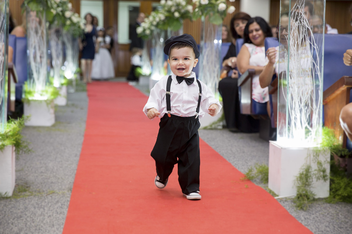 Pagem entrando sorridente