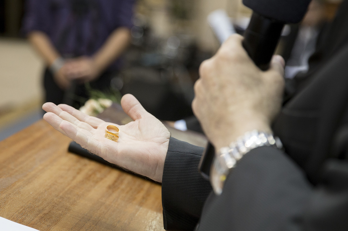 Alianças na mão do pastor