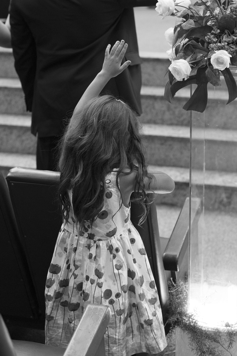 Criança orando na cerimônia do casamento