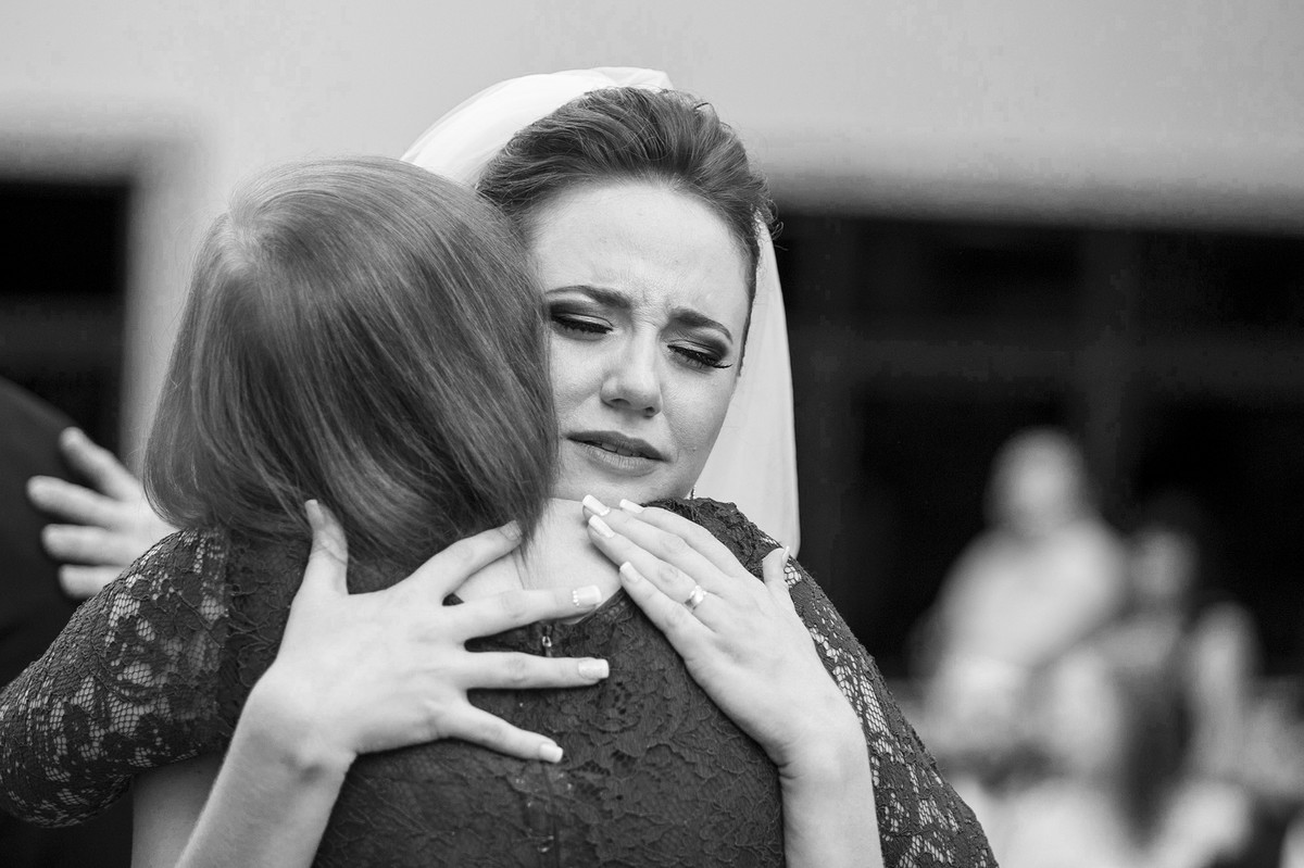 Noiva abraçando a mãe do noivo emocionada
