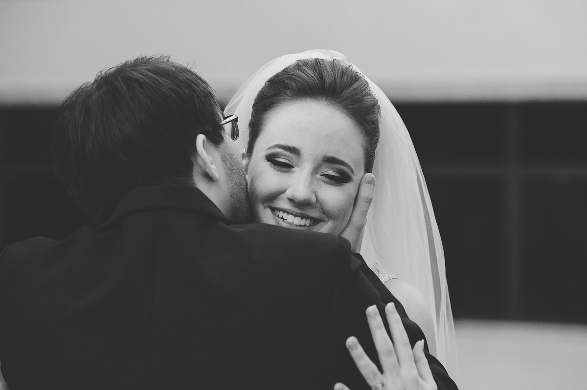 Noivo beijando rosto da noiva na cerimônia do casamento