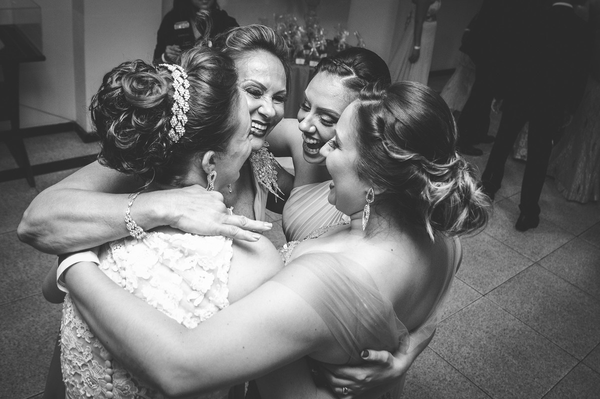 Noiva abraçando as madrinhas na recepção do casamento