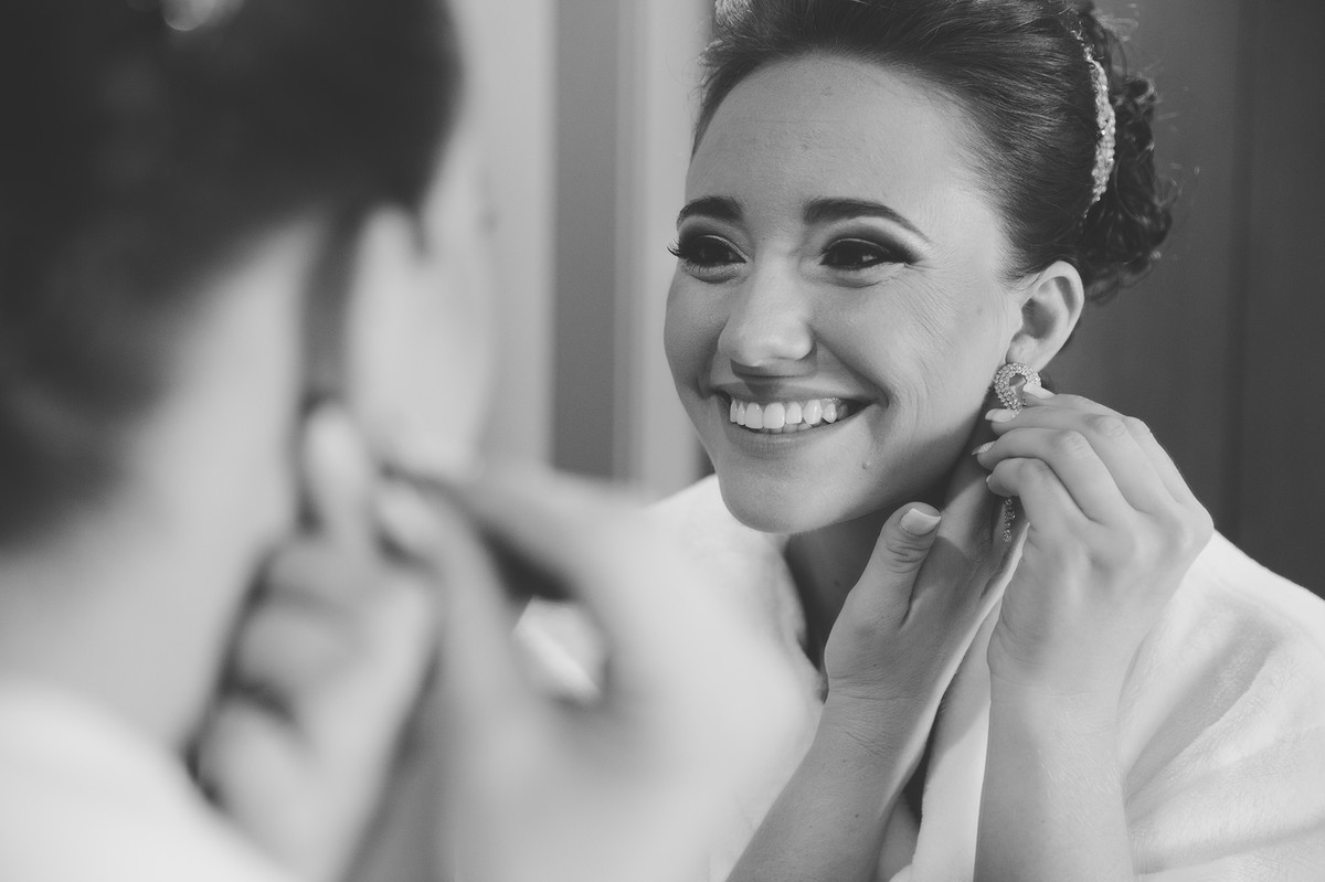 Noiva colocando o brinco no making of