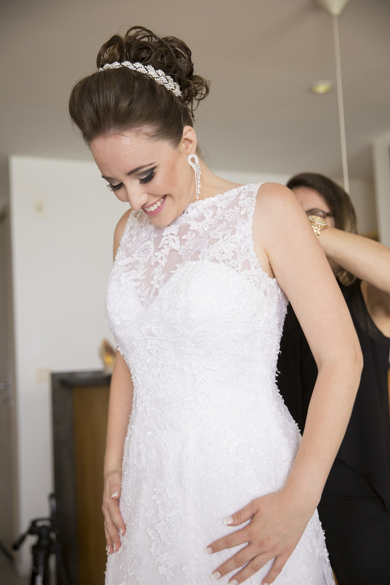 Noiva vestindo o vestido no making of