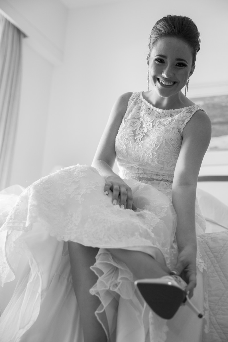 Noiva calçando o sapato no making of