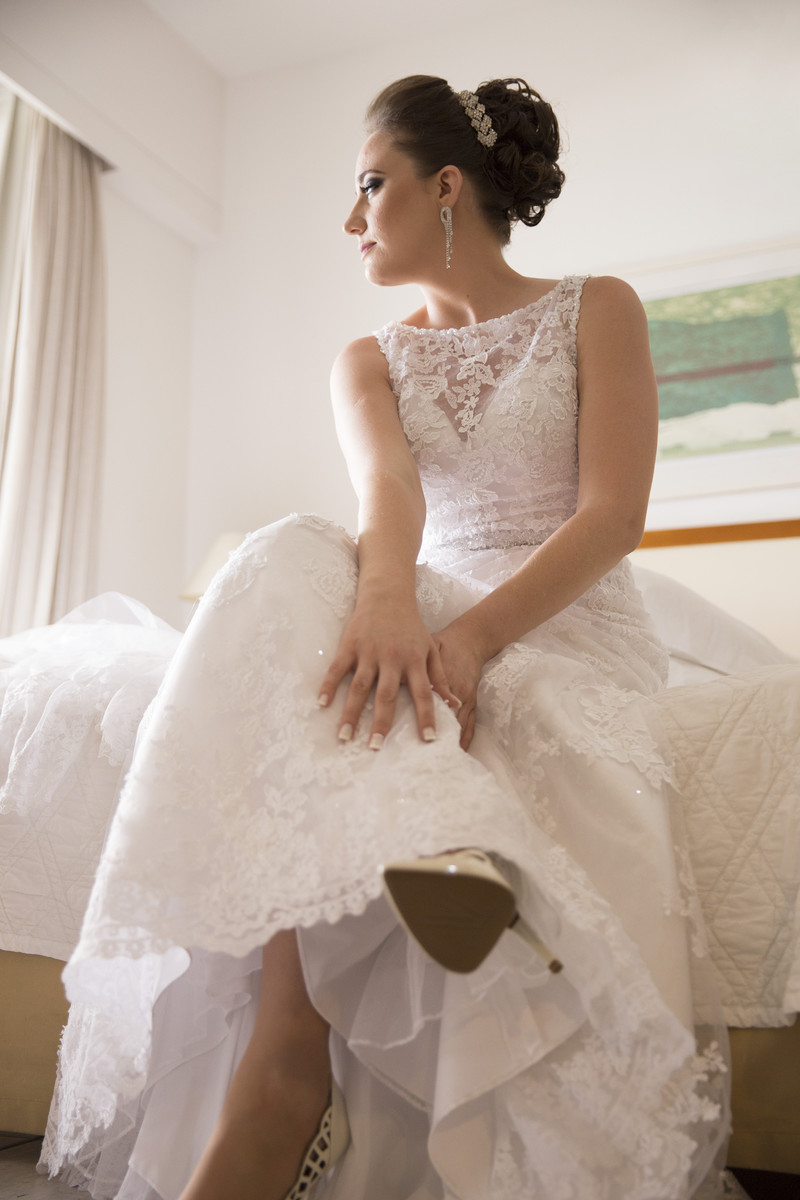 Noiva elegante apreciando a vista no making of