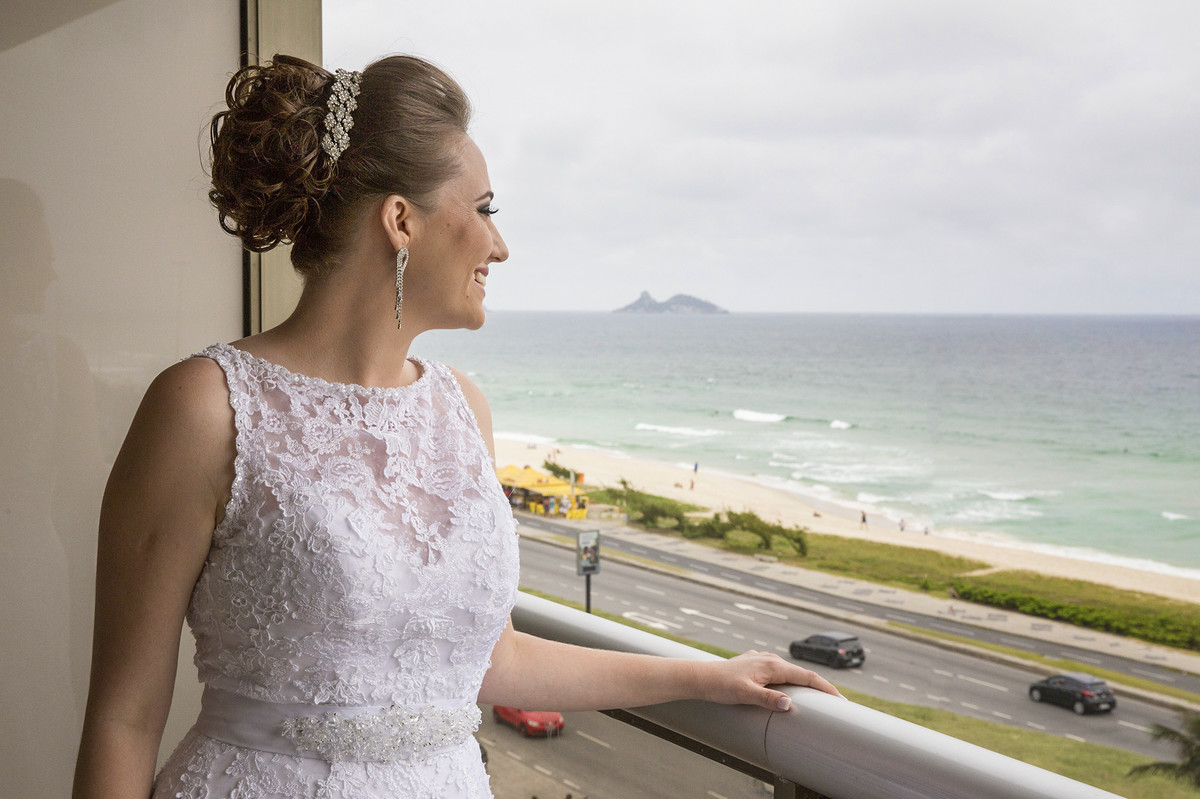 Noiva pronta olhando a praia no making of