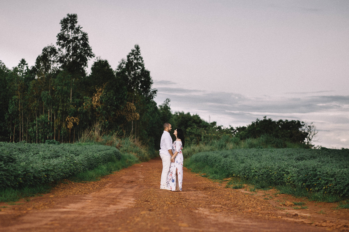 Ensaio romântico pre wedding Larissa e Bruno feito pela fotógrafa Déborah Luna no Vale do Paranã - GO