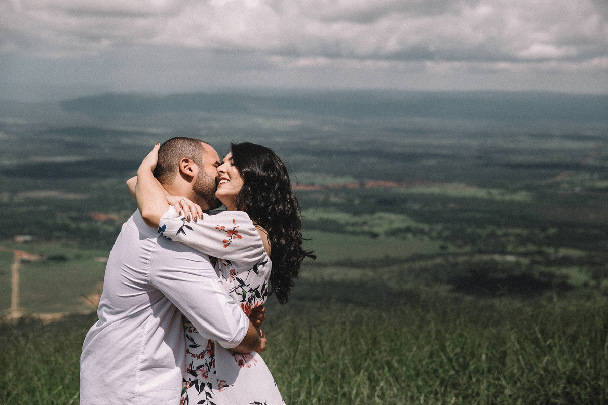 Ensaio romântico pre wedding Larissa e Bruno feito pela fotógrafa Déborah Luna no Vale do Paranã - GO