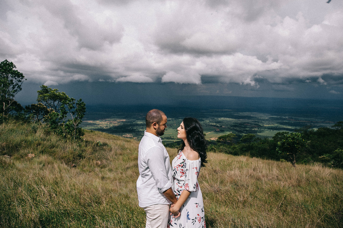 Ensaio romântico pre wedding Larissa e Bruno feito pela fotógrafa Déborah Luna no Vale do Paranã - GO