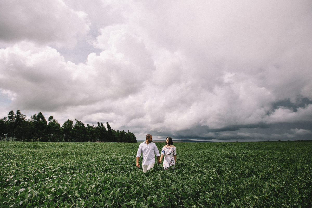 Ensaio romântico pre wedding Larissa e Bruno feito pela fotógrafa Déborah Luna no Vale do Paranã - GO