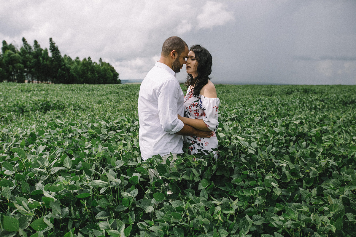 Ensaio romântico pre wedding Larissa e Bruno feito pela fotógrafa Déborah Luna no Vale do Paranã - GO